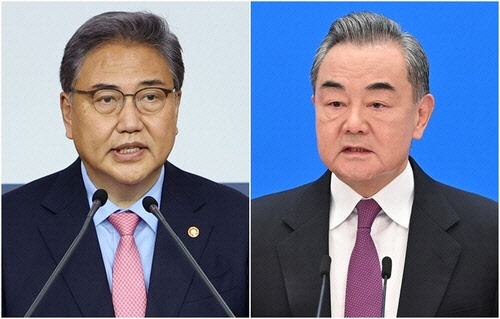 왼쪽부터 박진 외교부 장관과 왕이 중국 외교부장 <연합뉴스>